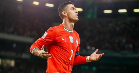 كريستيانو رونالدو بقميص منتخب البرتغال في مباراة كرة قدم