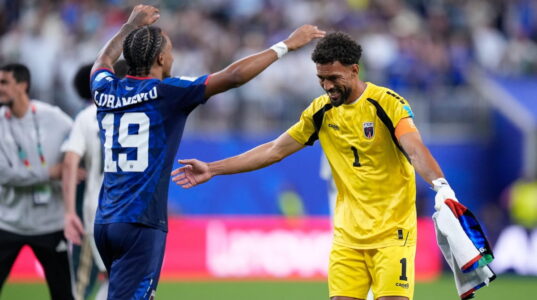 لاعبي منتخب الرأس الأخضر يحتفلون بتأهلهم التاريخي في كأس العالم بعد التعادل مع السعودية