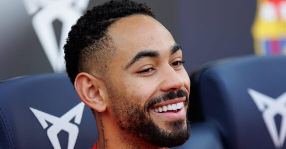 ماتيوس كونها يرفع خمسة أصابع للاعبي اليابان بعد مباراة البرازيل في كأس العالم 2026