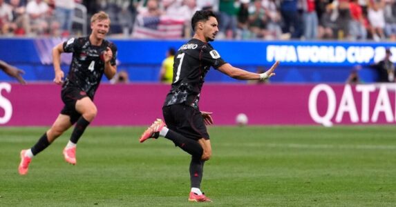 ستيفن يوستاكيو يحتفل بهدفه التاريخي مع منتخب كندا في كأس العالم