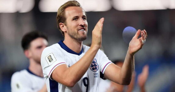 هاري كين يحتفل بهدف مع منتخب إنجلترا في كأس العالم