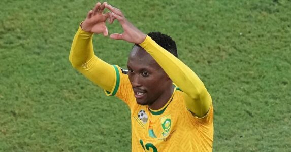 مدرب جنوب أفريقيا هوغو بروس يحتفل مع لاعبيه بعد تأهلهم التاريخي لكأس العالم.