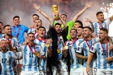 خريطة كأس العالم 2026 مع شعار البطولة والبلدان المضيفة