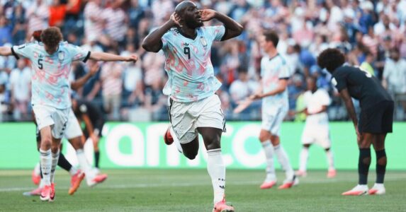 لاعبي منتخب بلجيكا يحتفلون بهدف في مرمى أمريكا في كأس العالم