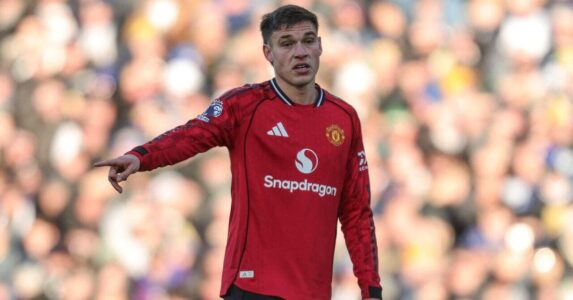 مانويل أوغارتي لاعب مانشستر يونايتد بعد جراحة ناجحة في الركبة