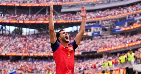 ميكيل ميرينو يحتفل بهدفه الحاسم لإسبانيا في كأس العالم 2026