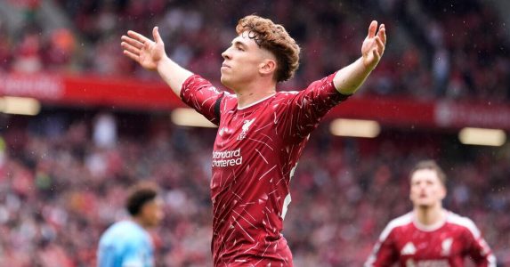 لاعبو ليفربول ونوتنغهام فورست يحتفلون بهدف خلال مباراة مثيرة في الدوري الإنجليزي الممتاز.