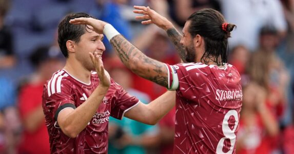 صورة لاعبي نيوكاسل وليفربول يستعدون لمباراة الدوري الإنجليزي الممتاز