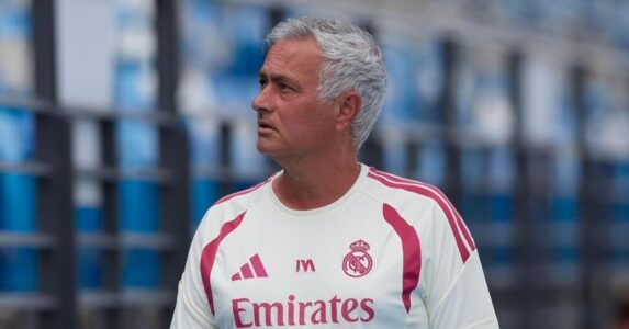 لقطة من مباراة ريال مدريد ومالقا تظهر لاعبين يتنافسون على الكرة